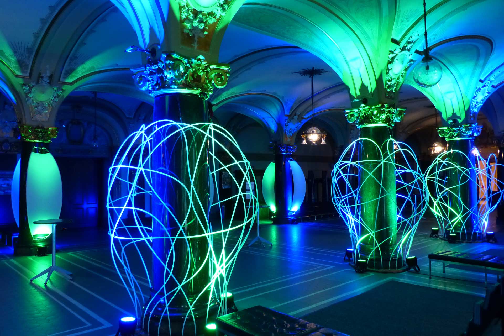 Lichtinszenierung in der Wandelhalle in der Historischen Stadthalle Wuppertal